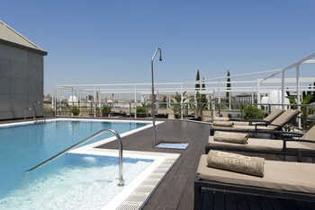 Una piscina al aire libre de temporada