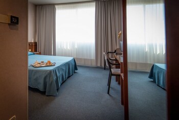 Minibar, una cassaforte in camera, una scrivania, tende oscuranti