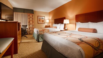 Premium bedding, desk, iron/ironing board, free cots/infant beds