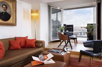 Luxe beddengoed, een minibar, een kluis op de kamer, een bureau