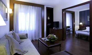 Minibar, caja fuerte, escritorio y cortinas opacas