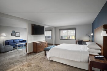 Premium bedding, in-room safe, desk, blackout curtains