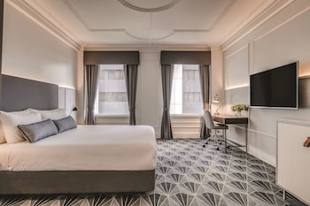 Hypo-allergenic bedding, minibar, in-room safe, desk