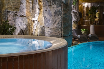 Una piscina cubierta