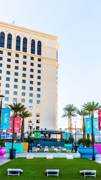 2 outdoor pools, pool cabanas (surcharge), pool loungers