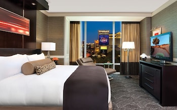 Premium bedding, pillowtop beds, minibar, in-room safe