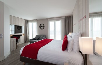 Premium bedding, in-room safe, desk, blackout curtains