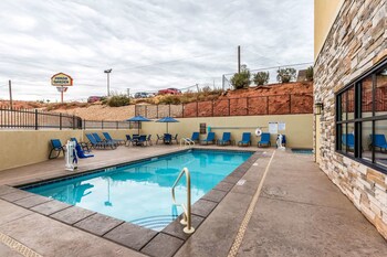 Piscine extérieure (ouverte en saison)