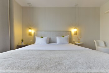 Premium bedding, in-room safe, individually decorated
