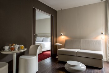 Premium bedding, in-room safe, individually decorated