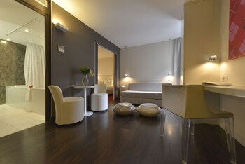 Premium bedding, in-room safe, individually decorated