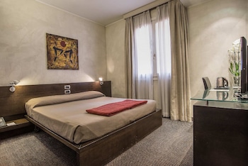 Hypoallergeen beddengoed, een minibar, een kluis op de kamer, een bureau