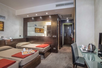 Hypoallergeen beddengoed, een minibar, een kluis op de kamer, een bureau
