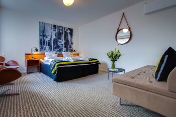 Premium-sengetøj, senge med topmadrasser, pengeskab, skrivebord