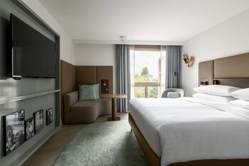 Premium bedding, pillowtop beds, minibar, in-room safe
