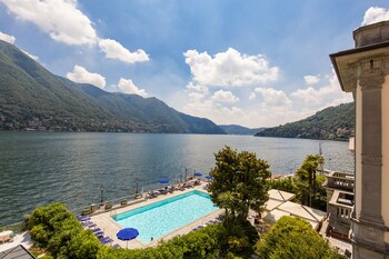 Outdoor pool, pool umbrellas, sun loungers