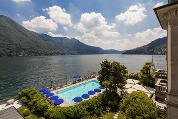 Outdoor pool, pool umbrellas, sun loungers