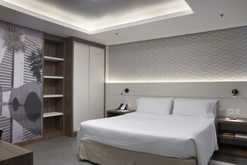 Roupas de cama premium, frigobar, cofres nos quartos, escrivaninha