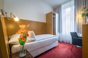 Allergikerbettwaren, Minibar, Zimmersafe, individuell dekoriert