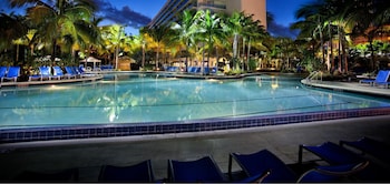 Una piscina al aire libre