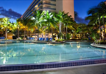 Una piscina al aire libre