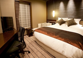 Hypo-allergenic bedding, down duvet, desk, blackout curtains