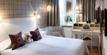 Allergitestade sängkläder, minibar och värdeförvaringsskåp på rummet