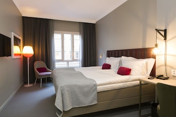 Minibar, Zimmersafe, individuell dekoriert, Schreibtisch