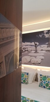 Una cassaforte in camera, una scrivania, insonorizzazione
