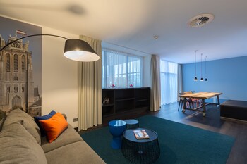 Een bureau, verduisterende gordijnen, gratis wifi, beddengoed