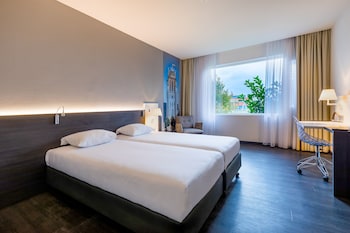 Een bureau, verduisterende gordijnen, gratis wifi, beddengoed