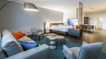Een bureau, verduisterende gordijnen, gratis wifi, beddengoed
