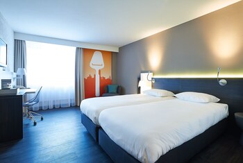 Een bureau, verduisterende gordijnen, gratis wifi, beddengoed