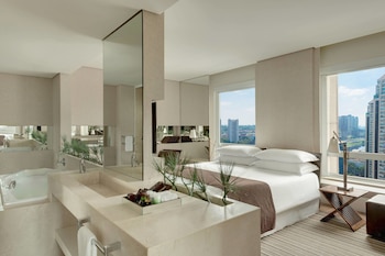 Roupas de cama premium, frigobar, cofres nos quartos