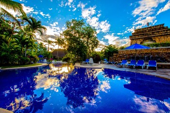 6 piscinas al aire libre, sombrillas