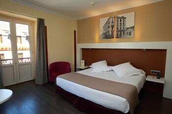 Ropa de cama hipoalergénica, minibar, caja fuerte y escritorio
