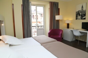 Ropa de cama hipoalergénica, minibar, caja fuerte y escritorio