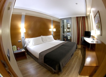 Ropa de cama de alta calidad, minibar, caja fuerte y escritorio