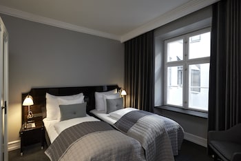 Minibar, safe på rommet, skrivebord og blendingsgardiner