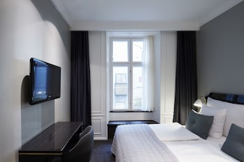 Minibar, safe på rommet, skrivebord og blendingsgardiner