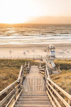 In Strandnähe, weißer Sandstrand, Strandtücher, Angeln