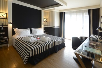 Ropa de cama de alta calidad, edredones de plumas, minibar y caja fuerte