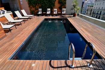 Una piscina al aire libre, tumbonas