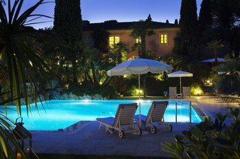 Una piscina al aire libre de temporada, sombrillas, tumbonas