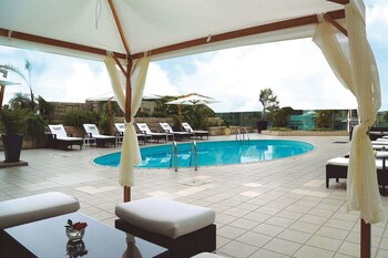 Una piscina al aire libre