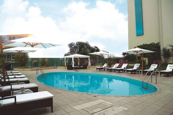 Una piscina al aire libre