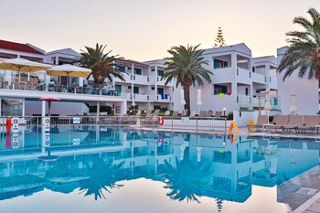 3 outdoor pools