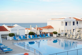 3 outdoor pools