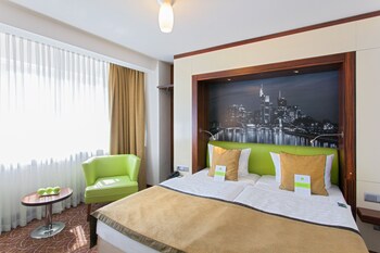 Allergikerbettwaren, Minibar, individuell eingerichtet, Schreibtisch