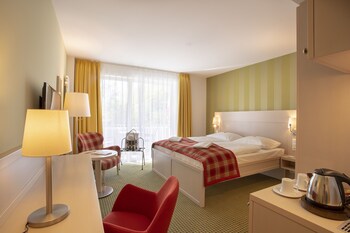 Allergikerbettwaren, Minibar, Zimmersafe, Schreibtisch